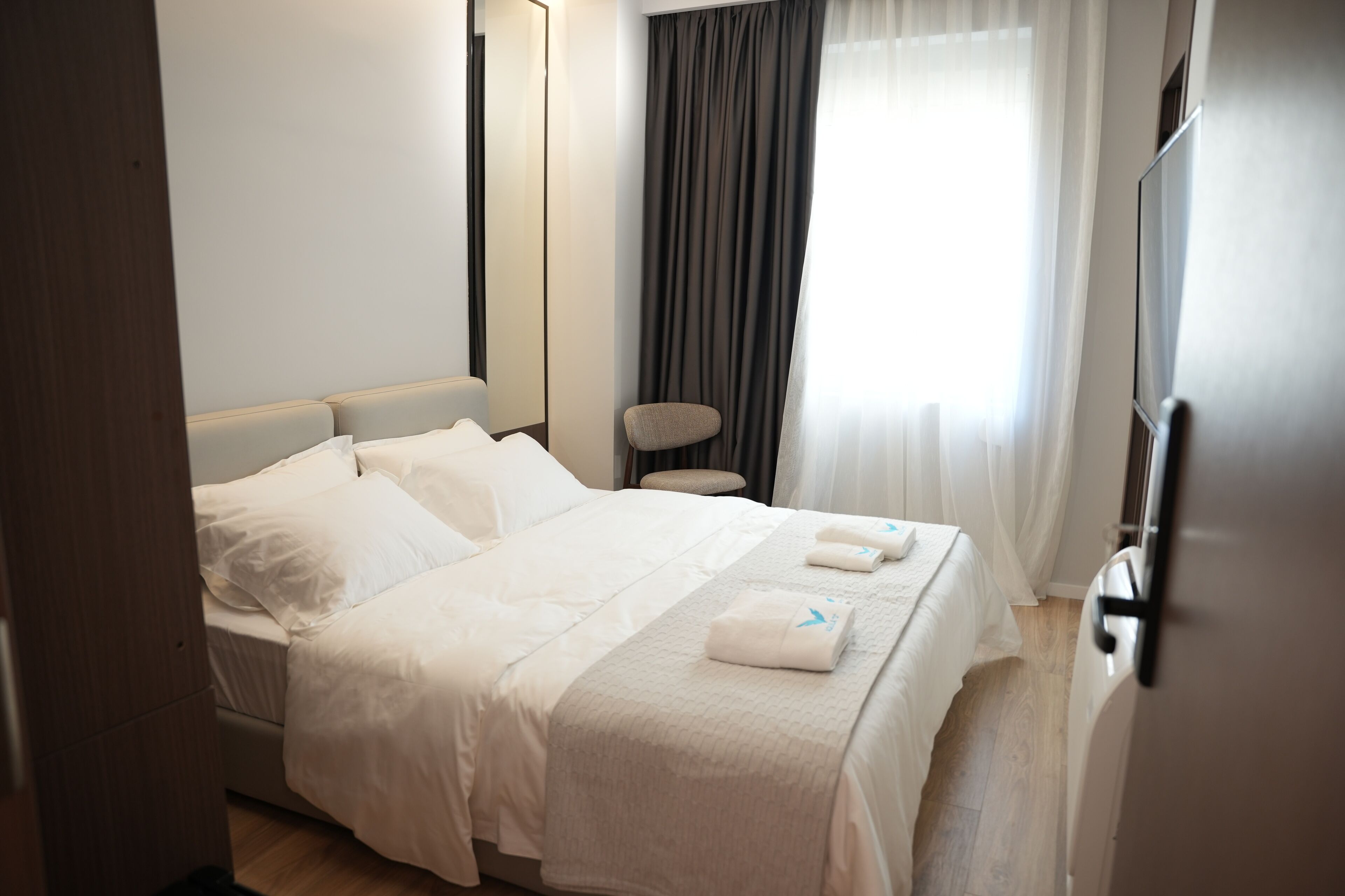 خزنة داخل الغرفة وستائر تعتيم ومكواة/لوح كي وواي فاي مجانًا