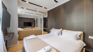 Deluxe King Room | In-room safe, blackout drapes, iron/ironing board, free WiFi
