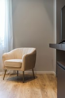 Quarto casal luxo | Cofres nos quartos, cortinas blackout, ferros/tábuas de passar roupa