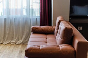 Deluxe King Room | In-room safe, blackout drapes, iron/ironing board, free WiFi - Hotel Aquila D (Durrës)