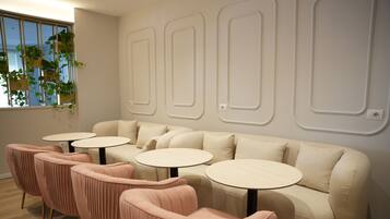 Se ofrece un desayuno continental (7 EUR por persona)