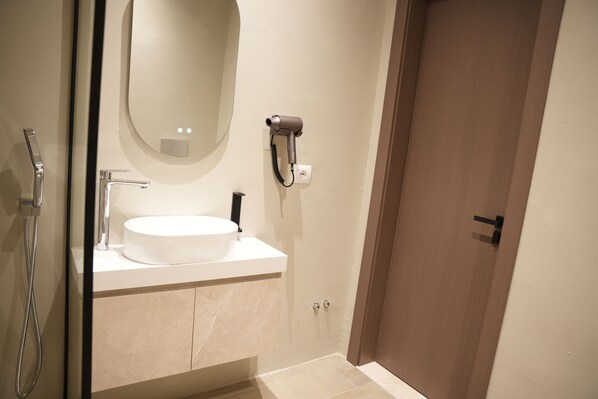Standard Double Room | Bathroom | Shower, hair dryer, towels, soap - Hotel Aquila D (Durrës)