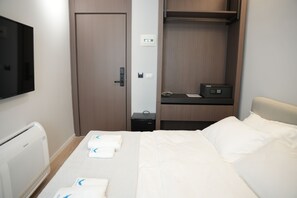 Double Room | In-room safe, blackout drapes, iron/ironing board, free WiFi - Hotel Aquila D (Durrës)