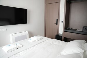 Double Room | In-room safe, blackout drapes, iron/ironing board, free WiFi - Hotel Aquila D (Durrës)