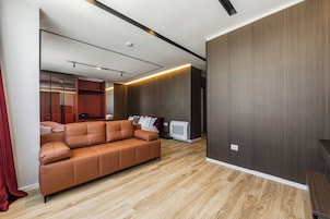 Deluxe King Room | In-room safe, blackout drapes, iron/ironing board, free WiFi