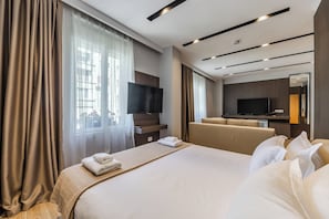 Deluxe King Room | In-room safe, blackout drapes, iron/ironing board, free WiFi - Hotel Aquila D (Durrës)