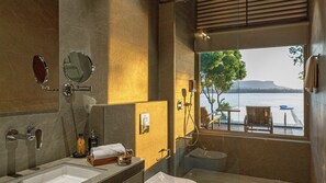 Free toiletries, towels, soap, shampoo - Nature's Island (Trimbak)