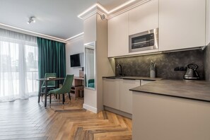 Classic Studio, Balcony | Private kitchenette | Fridge - RentPlanet - Halo Apartament (Wrocław)