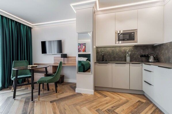 Estudio clásico, balcón | Tabla de planchar con plancha y wifi gratis 