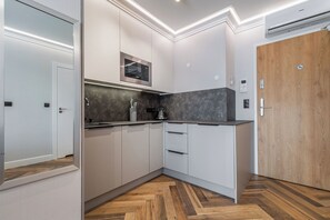 Estudio clásico, balcón | Cocineta privada | Refrigerador 