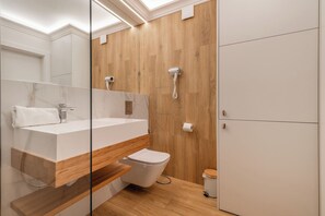 Estudio clásico, balcón | Baño | Toallas, jabón, shampoo, papel de baño 