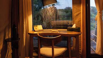 Kahden hengen luksushuone (yksi tai kaksi sänkyä), jokinäköala | Minibaari (osa tuotteista ilmaisia), tallelokero huoneessa, työpöytä