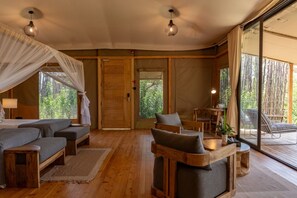 Kahden hengen luksushuone (yksi tai kaksi sänkyä), jokinäköala | Minibaari (osa tuotteista ilmaisia), tallelokero huoneessa, työpöytä