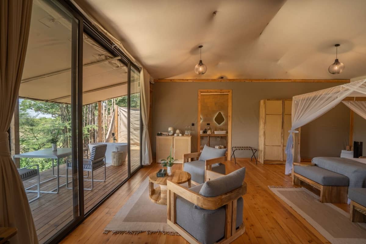 Luxury Double or Twin Room, River View | In-room dining