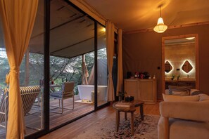 Kahden hengen luksushuone (yksi tai kaksi sänkyä), jokinäköala | Minibaari (osa tuotteista ilmaisia), tallelokero huoneessa, työpöytä