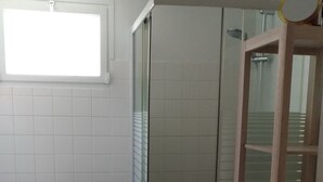 Dusj, hårføner, såpe og sjampo