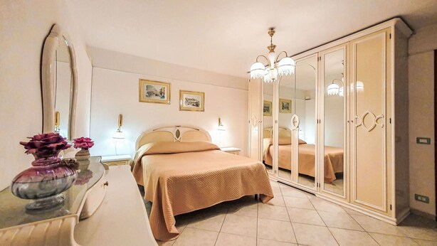 A bedroom with a bed, a dresser, a mirror, and a wardrobe. - Lovely apartment for 6 guests with A/C, WIFI, TV and terrace (Paceco)