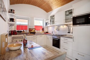Een koelkast, een microgolfoven, een oven, een kookplaat