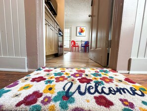 Interior - Groovy 1 Bedroom Apartment in Woodstock - AC & WiFi! (Woodstock)