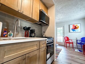 Private kitchen - Groovy 1 Bedroom Apartment in Woodstock - AC & WiFi! (Woodstock)