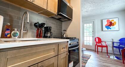 Groovy 1 Bedroom Apartment in Woodstock - AC & WiFi!