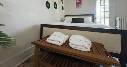Groovy 1 Bedroom Apartment in Woodstock - AC & WiFi!