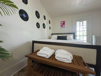 Groovy 1 Bedroom Apartment in Woodstock - AC & WiFi!