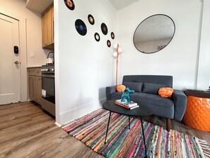 TV - Groovy 1 Bedroom Apartment in Woodstock - AC & WiFi! (Woodstock)