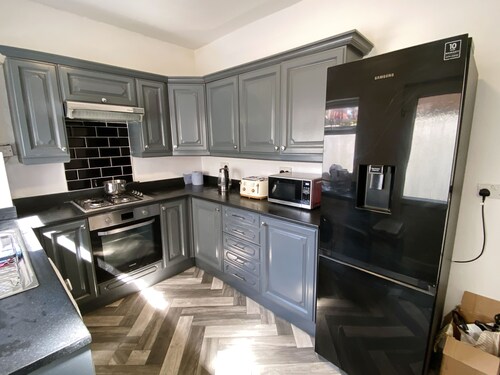Huge room for short stay in Salford, PLAB
ONLY SPARE ROOM TO LET in SHARED HOUSE