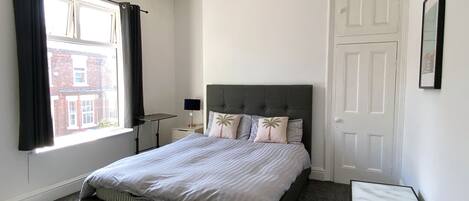 1 dormitorio, tabla de planchar con plancha, wifi y ropa de cama