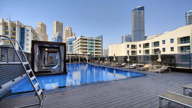 Ein Dachpool mit Blick auf moderne Hochhäuser.