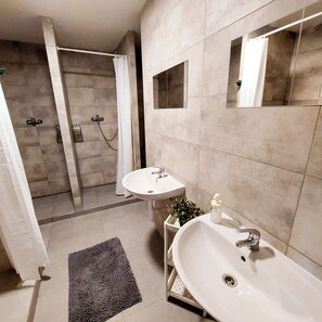 Quarto casal básico, para não fumantes, vista para a cidade | Banheiro | Produtos de toalete grátis, secador de cabelo (mediante solicitação)