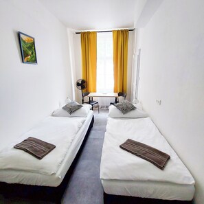 Kamar Double Basic, Bebas Asap Rokok, pemandangan kota | Seprai antialergi, didekorasi berbeda-beda, dan meja kerja