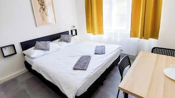 Habitación básica doble, para no fumadores, vista a la ciudad | Ropa de cama hipoalergénica, decoración personalizada y escritorio
