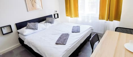 Habitació doble bàsica, no fumadors, vistes a la ciutat | Roba de llit hipoal·lergògena, decoració individual i escriptori