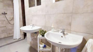 Douche, articles de toilette gratuits, sĂšche-cheveux