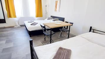 Habitación básica doble, para no fumadores, vista a la ciudad | Ropa de cama hipoalergénica, decoración personalizada y escritorio