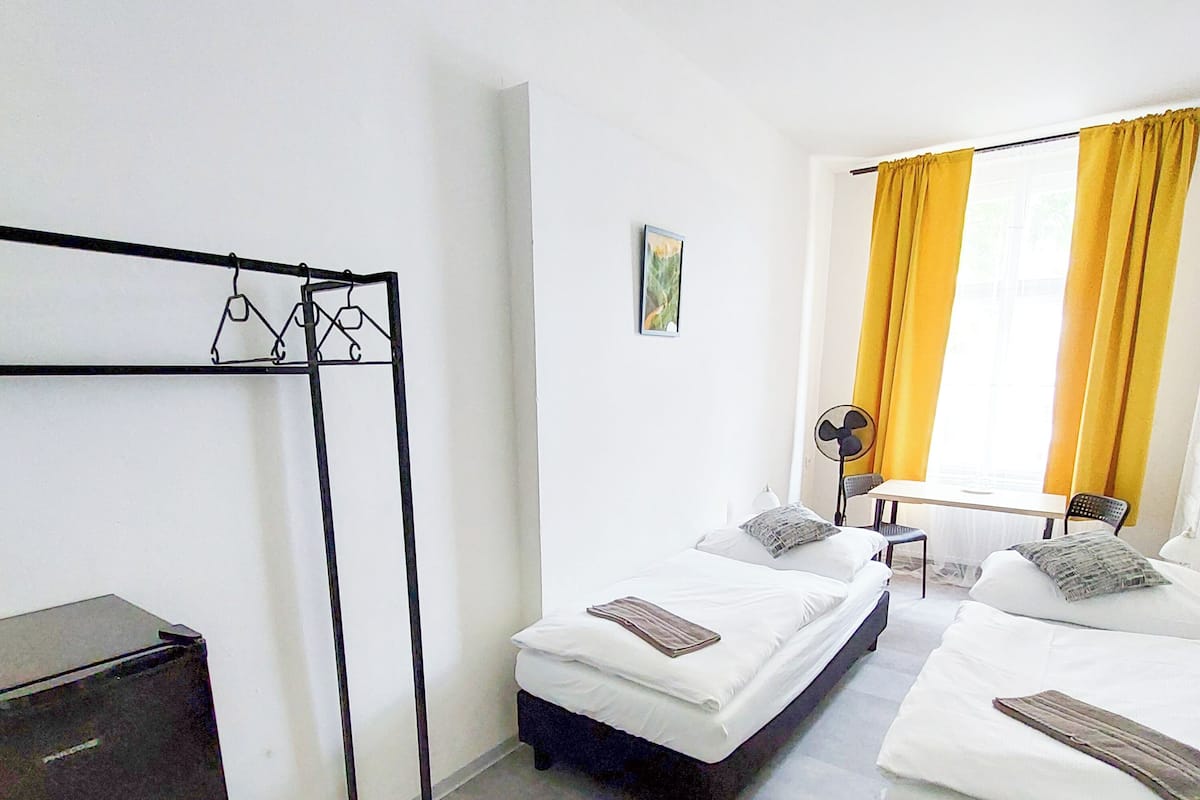 Ropa de cama hipoalergénica y escritorio 