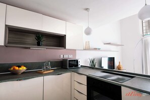 Køleskab, mikrobølgeovn, ovn, kogeplade