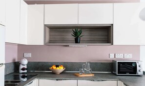 Frigorífic, microones, forn i placa de cuina