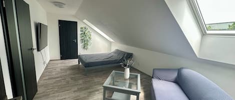 Bureau, fer et planche à repasser, lit de bébé portatif