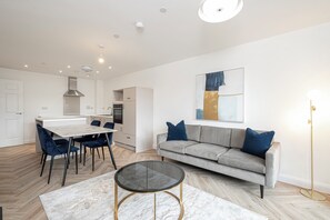 标准公寓, 2 间卧室 (2 Bedrooms) | 起居区 | 32-英寸纯平电视（配备数码频道）