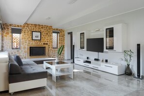 Smart TV, fireplace, stereo
