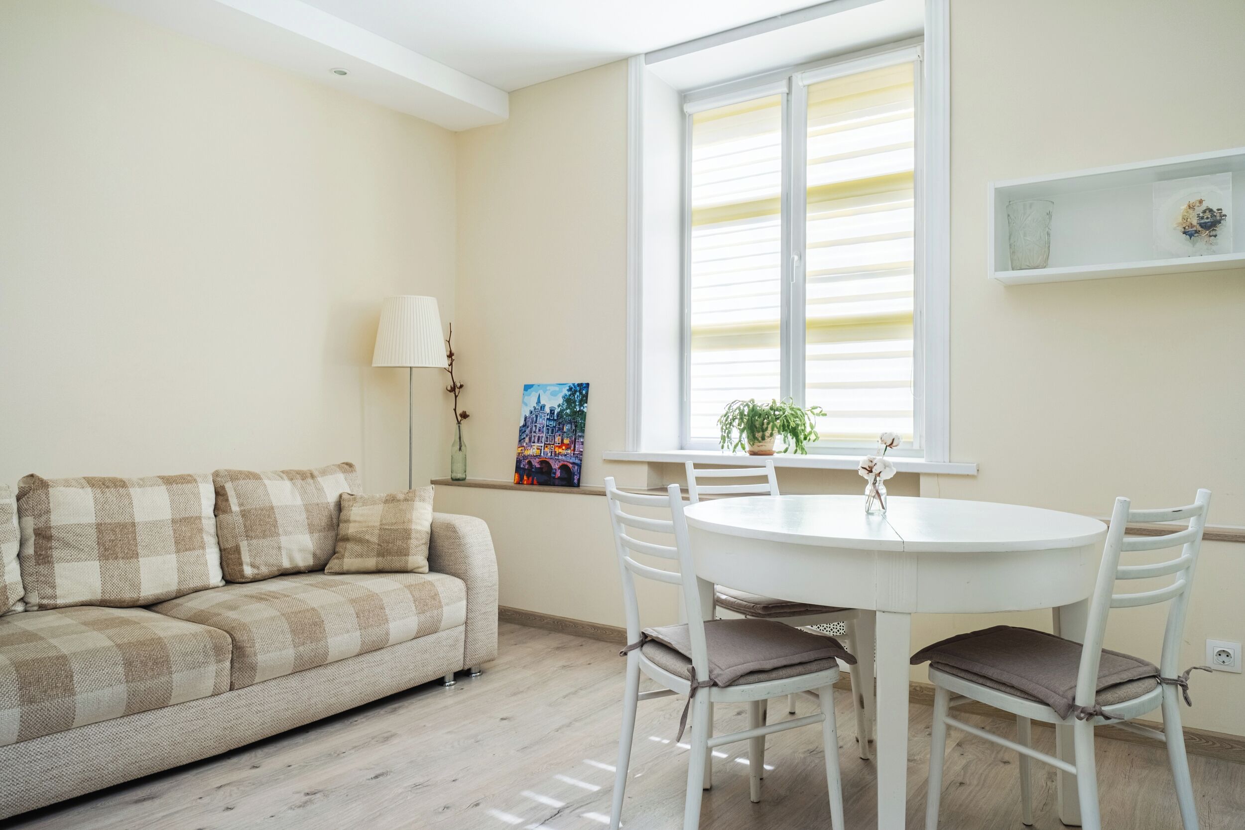 Deluxe Apartment, City View | Living area | 42-inch LCD TV with cable channels