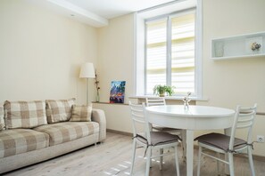Deluxe Apartment, City View | Living area