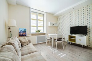 Deluxe Apartment, City View | Living area