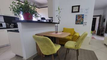 Dortoir Partagé, 1 chambre, fumeurs, balcon | Salle à manger