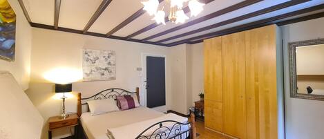 1 bedroom, desk, free WiFi, bed sheets