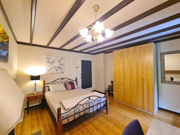 Een bureau, gratis wifi, beddengoed