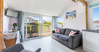 ChyAnTowan - Two bedroom beach chalet 5 minute walk across dunes to Hayle Beach